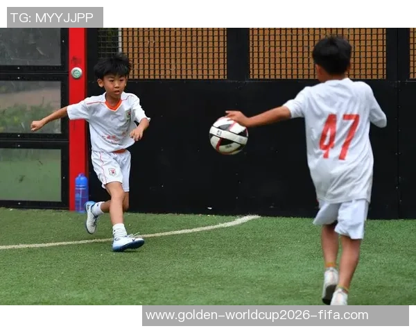 男孩与足球的快乐时光展现青春活力与梦想追逐的美好瞬间